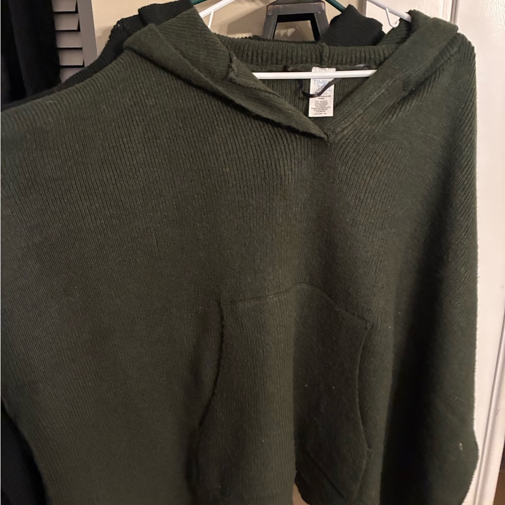 One size fits all poncho set green and black.